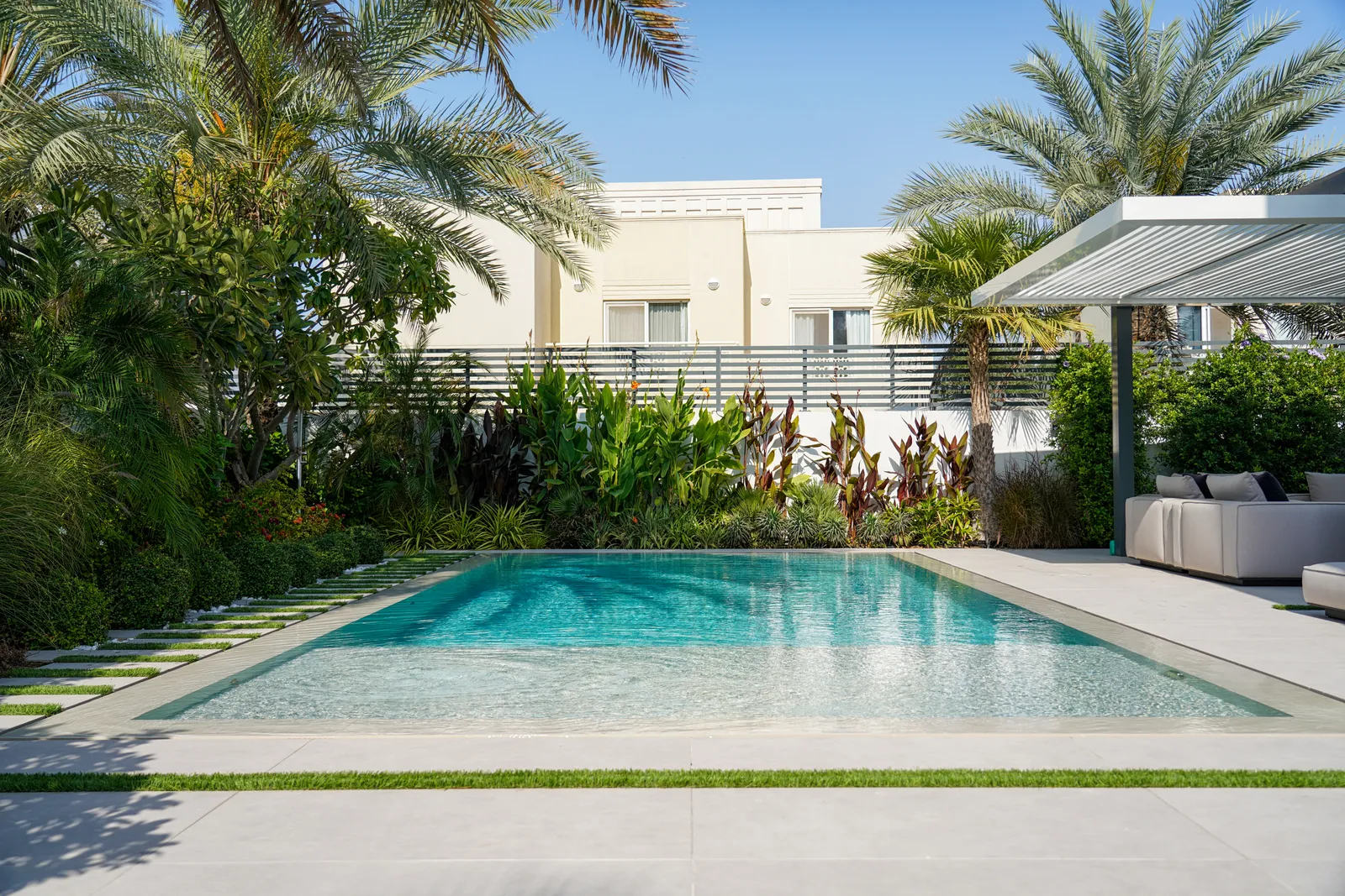 Meadows 2 - Villa 18 - Pool & Sunken Lounge, landscape project by Luxland Landscaping